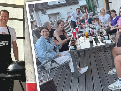 Mitarbeiter der Physiotherapie Kretzschmar grillt auf dem Balkon, daneben feiert das Team gemeinsam an einem Tisch auf der Dachterrasse beim Sommerfest.