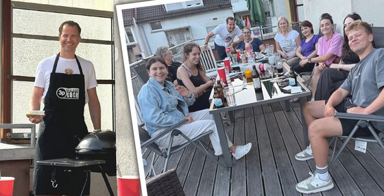 Mitarbeiter der Physiotherapie Kretzschmar grillt auf dem Balkon, daneben feiert das Team gemeinsam an einem Tisch auf der Dachterrasse beim Sommerfest.