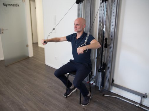 Nahaufnahme einer Deckenleiter mit Karabinerhaken, im Hintergrund ein Naturbild an der Wand.