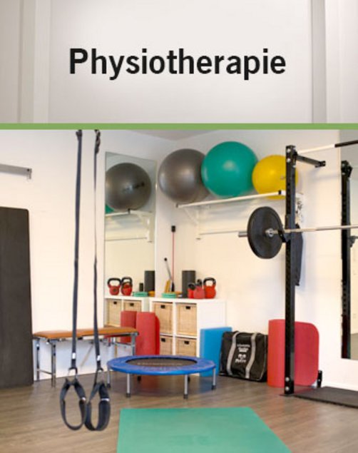 Trainingsraum mit Turnringen, Gymnastikbällen, Kurzhanteln und Hantelbank, Überschrift „Physiotherapie".