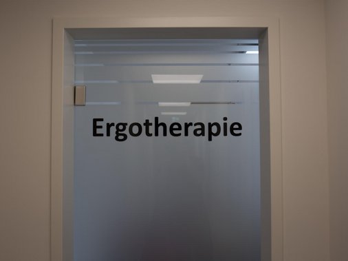Türschild mit der Aufschrift „Ergotherapie".