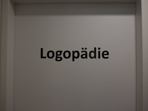 Türschild mit der Aufschrift „Logopädie".