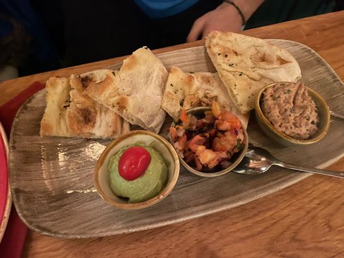Vorspeisenplatte mit Fladenbrot, Guacamole, Tomatensalsa und Thunfischcreme.