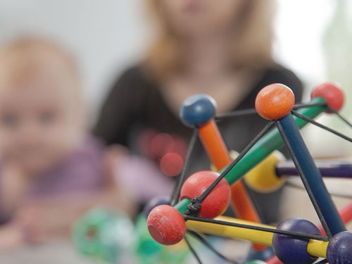 Motorikförderndes Spielzeug bei der Bobath-Therapie.